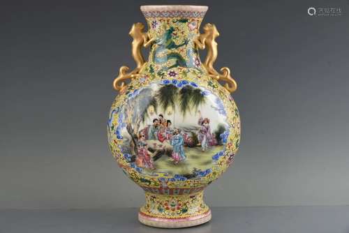 A Chinese Enamel Glazed Porcelain Vase