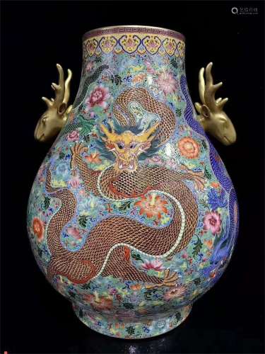 A Chinese Enamel Glazed Porcelain Vase