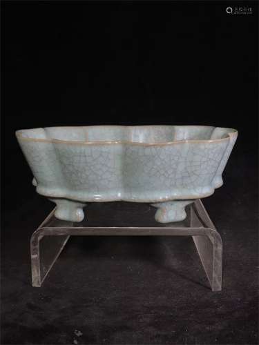 A Chinese Ge-Type Glazed Porcelain Brush Washer