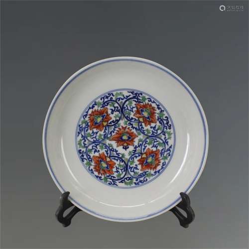 A Chinese Wu-Cai Glazed Porcelain Plate