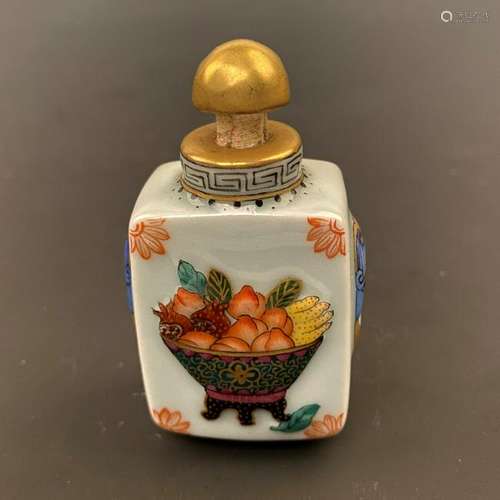 Chinese Famille Rose Snuff Bottle