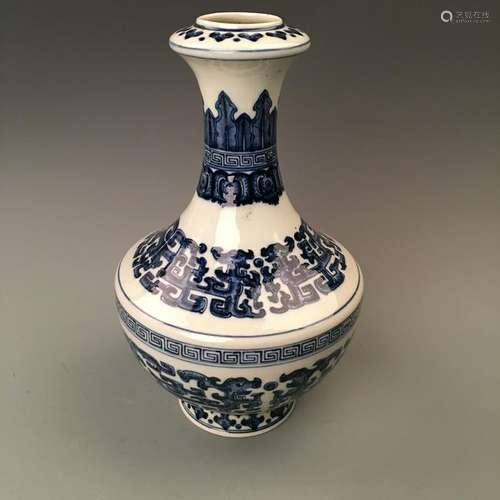 Chinese Blue-White Porcelain Vase 'Yongzheng' Mark