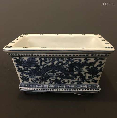 Chinese blue and white dragon Ware Xuande Mark