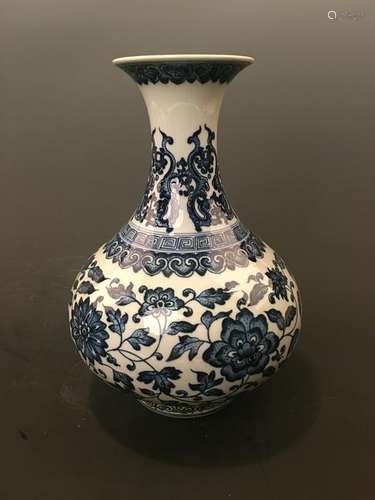 Chinese blue and white vase Qianlong Mark