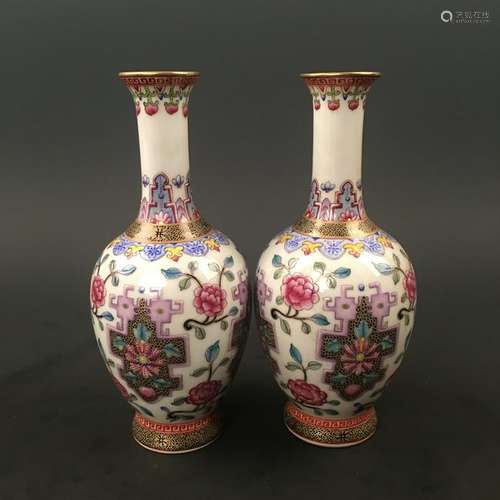 Chinese Pair of Famille Rose Vase with Qianlong Mark