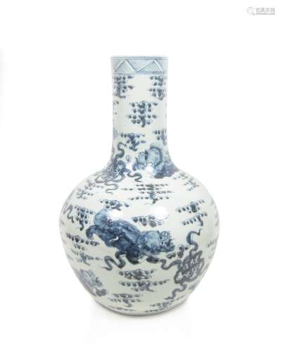 19th/20th century A large blue and white bottle vase