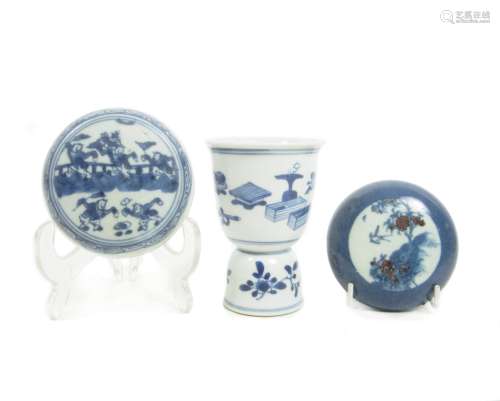 18th century A blue and white goblet and two seal-paste boxes with covers