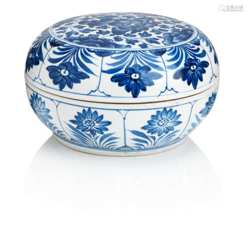 Kangxi period (1662-1722) A blue and white 'Aster pattern' box and cover