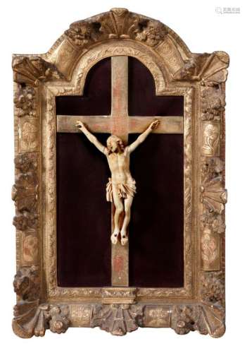CHRIST en croix en ivoire sculpté dans un cadre en…
