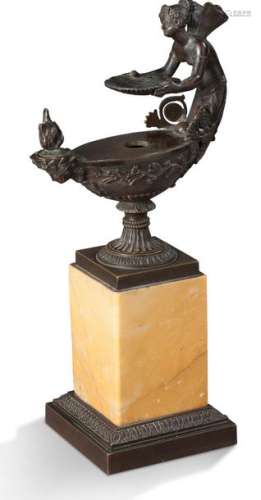 PETITE LAMPE À HUILE en bronze à décor de Psyché t…