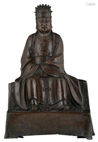 A Chinese Ming type bronze seated dignitary, with detailed clothing cut, H 58,5 - W 39 - D 26 cm     