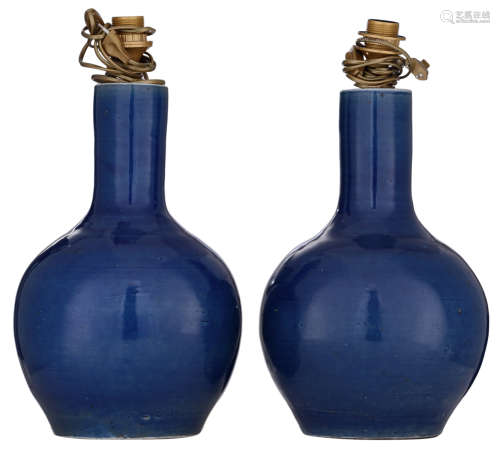 Two Chinese lavender blue glazed bottle vases, early 20thC, mounted as a lamp, H 41,5 cm