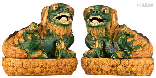 A pair of seated kylins in sancai, with smaller playing kylins on the back, H 39,5 - W 41 - 42 - D 26,5 - 27 cm  