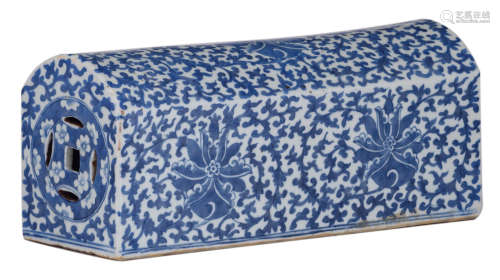 A Chinese blue and white porcelain arm rest, decorated with lotus scrolls and leafy tendrils in underglaze blue, H 14 - W 32 - D 11,5 cm