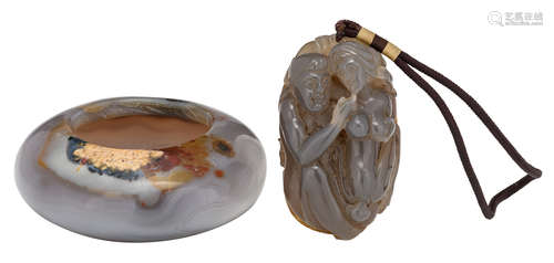 A Chinese purplish-grey agate water pot, H 4 - ø 10,5 cm; added: a ditto agate ornament, carved with an erotic scene, the back signed, H 8,5 - W 5 - D 4 cm