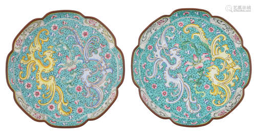 Two Chinese Canton enamel flower-shaped trays, decorated with a pair of phoenix and flower scrolls, ø 18 cm     