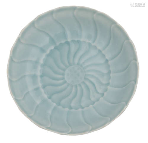 A Chinese pale blue-glazed lotus dish, with a Qianlong mark, H 3 - ø 11,5 cm