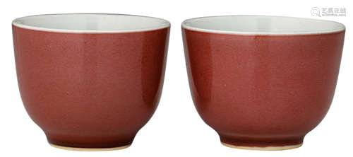 A pair of Chinese peach-bloom glazed teacups, marked Qianlong, H 5 - ø 6,5 cm