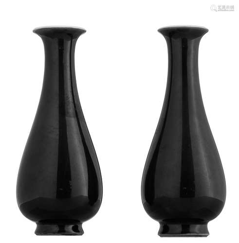 A pair of Chinese Kangxi style deep purple pear-shaped miniature bottle vases, H 14 cm