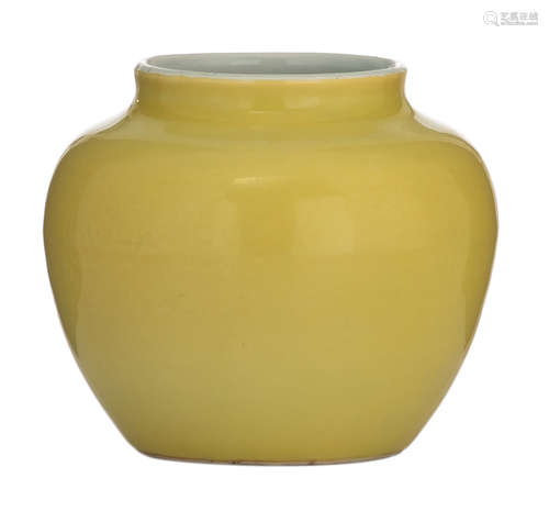 A Chinese yellow crackle-glazed jar, with a Jiajing mark, H 13 - ø 15 cm