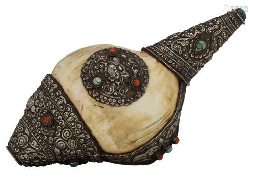 A ritual Tibetan wrought silver-mounted conch shell, set with red coral and turquoise, no visible hallmarks but tested on silver purity, H 9,5 - W 23 - D 11,5 cm