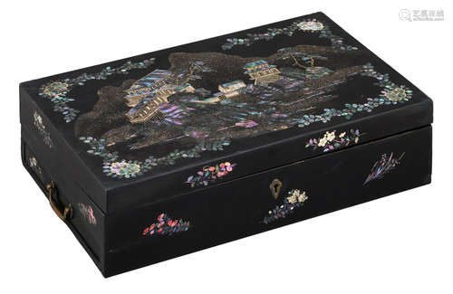 A Chinese black lacquered and mother of pearl inlaid writing slope, early 20thC, H 10,5 - W 38,5 - D 24 cm     