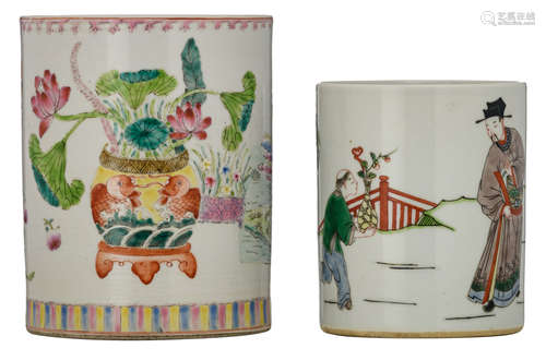 A Chinese famille rose brush pot, decorated with antiquities; added: a Chinese famille verte brush pot, decorated with a scholar and his attendant in a garden, H 11,5 - 15 cm  