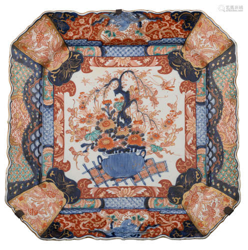 A late Edo-period octagonal Japanese Ko-Imari charger, the well decorated with a flower basket, H 6,5 - 44 x 44 cm