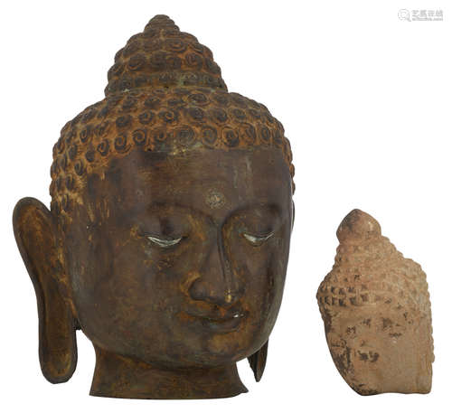 The head of a cast brass East Asian Buddha, 20thC; added: a stone fragment of an East Asian Buddha statue, H 16,5 - 33,5 cm