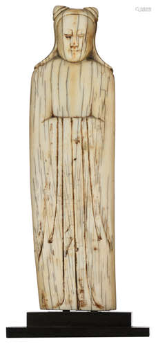 A Ming type ivory sculpture, representing a priest or a dignitary, later Qing period, on a wooden base, H 16,5 (without base) - 18 cm (with base), weight 577 g (with base)Added expertise report according to CITES legislation. For European Community use only.