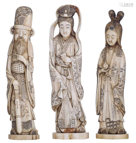 Three ivory statues, decorated with black stained engraving and depicting two beauties in a Tang fashioned dress and one dignitary, late Qing, all three statues signed, H 27,9 - 29,2 - 29,5 cm, total weight 2368 gAdded expertise report according to CITES legislation. For European Community use only.