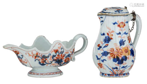 A Chinese Imari lobed jug, decorated with flower bundles; added: a ditto Louis XV-style sauceboat, decorated with flowers, first half of the 18thC, H 9,5 - 17 - W 23 cm