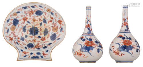 Two small Chinese Imari bottle vases; added: a ditto shell-shaped dish, H 14 - W 16 cm