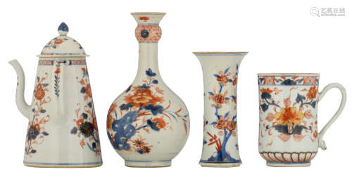 A set of Chinese Imari porcelain ware, a trumpet vase, a mug, a coffee pot and a garlic neck bottle vase, Kangxi period, H 14,5 - 24 cm