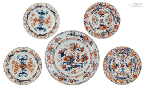 A Chinese Imari plate, decorated with lotus flowers and antiquities, depicting nobility; added: four ditto dishes, decorated with flower bundles, Kangxi period, ø 22 - 31,5 cm