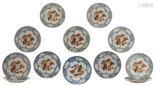 Twelve Chinese export porcelain dishes with a Japanese inspired decoration in iron red, gilt and polychrome enamel, ø 22,5 cm