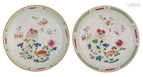 Two Chinese famille rose export porcelain dishes, decorated with blossoming peonies and a scholar's rock, H 3,5 - ø 22 cm 