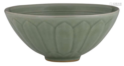 A Chinese Longquan celadon lotus bowl, with incised flower designs, H 9 - ø 21,5 cm  