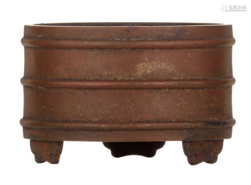 A Chinese bronze incense burner, with a Xuande mark, H 6 - ø 9,5 cm