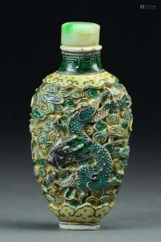 Famille Verte Porcelain Snuff Bottle, Dragon & Phoenix