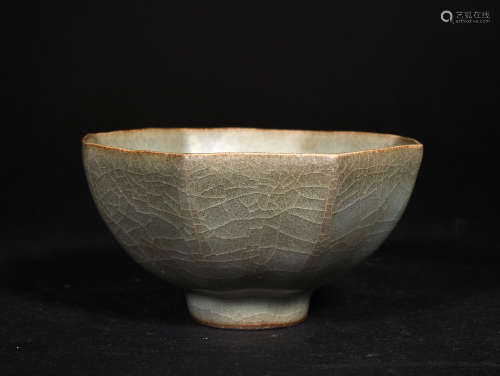A  QING  DYNASTY  GUAN  KILN  CUP  WITH  EIGHT  RIDGES