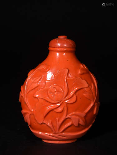 A  QING  DYNASTY  CORAL-LIKE  FLOWER  SNUFF  BOTTLE