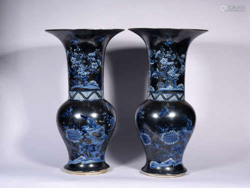 A  PAIR  OF  BLACK-AND-GOLD  GLAZE  BLUE  AND  WHITE  WASES  WITH  FLOWERS  AND  BIRDS，IN  KANGXI  PERIOD