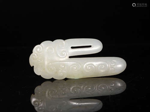 A  QING  DYNASTY   WHITE  JADE  PIN