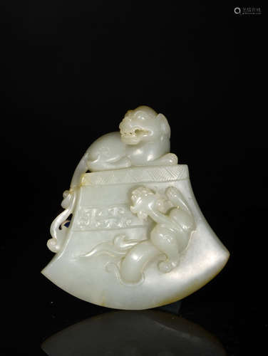 A  QING  DYNASTY   PENDANT  OF   A  FAMILY  HAVING  A  DRAGON