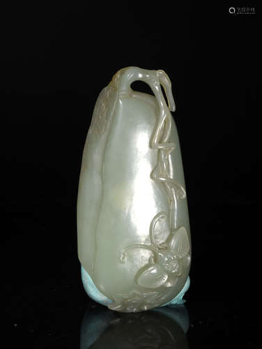 A  QING  DYNASTY   HOTAN    JADE  COVER  OF  MELON POT  STRETCHING  ON