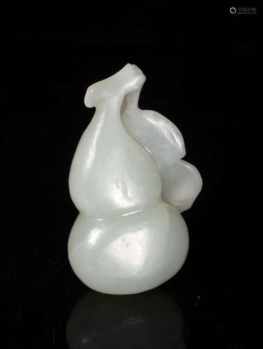 A  QING  DYNASTY   WHITE  JADE   BOTTLE GOURD