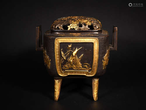A  COPPER-GILDED   CONSECRATED  SQUARE  DOUBLE  EAR  INCENSE  BURNER  WITN  FLOWERS  AND  BIRDS  IN  QING DYNASTY