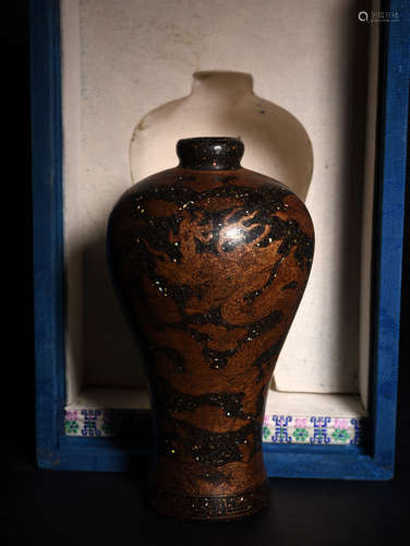 A LACQUERED  SAND  PLUM  VASE  WITH  CLOUD  AND  DRAGON  PATTERN  IN  QING DYNASTY