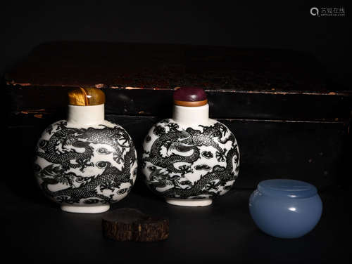 A  SET  OF ANTI PORCELAIN  SNUFFF  BOTTLE  AND  CIGARETTE  DISH WITH  CLOUD  AND  DRAGON  PATTERN IN QING  DAOGUANG